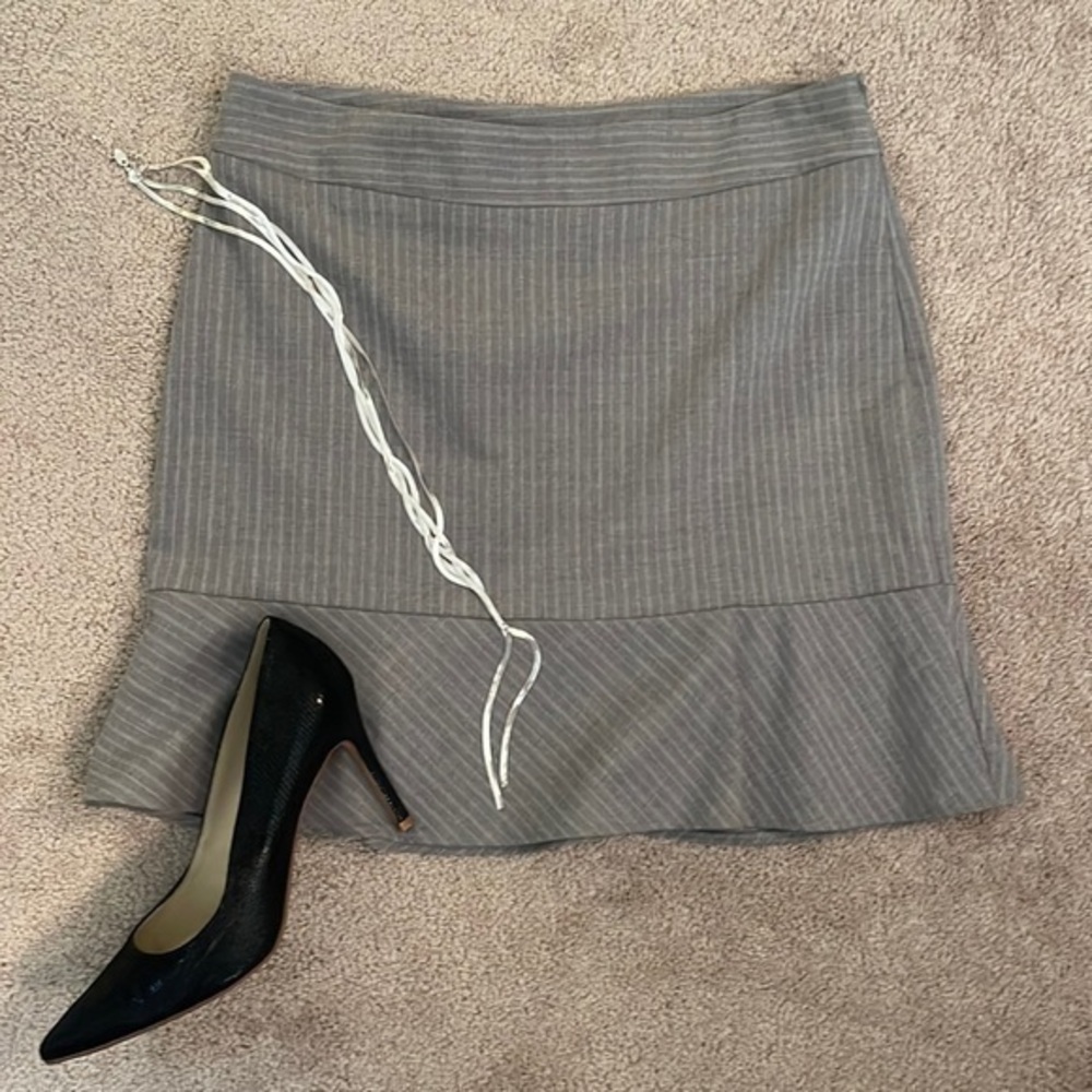 Banana Republic skirt size 6 grey pinstripe